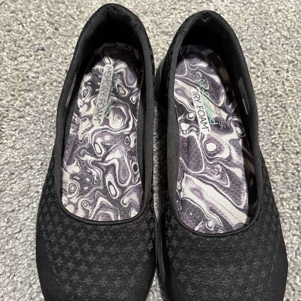 Skechers, Black, size 8.5. Preowned. Some wear.